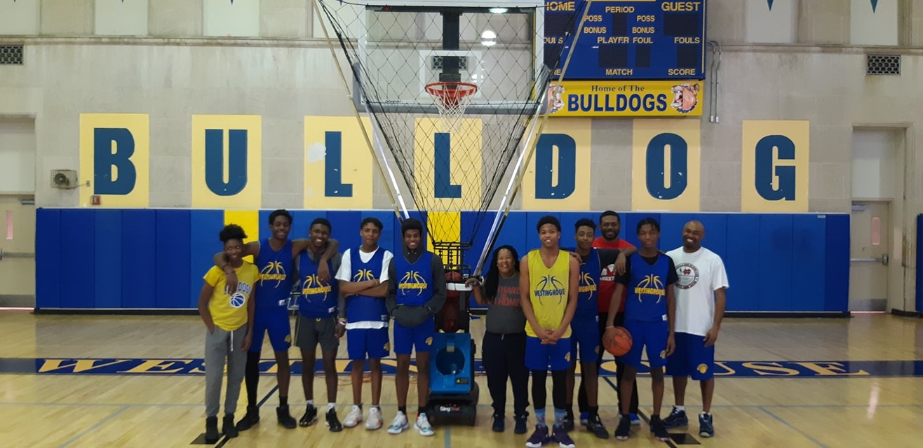 Happy US customer with VEKEDA basketball machine at training facility