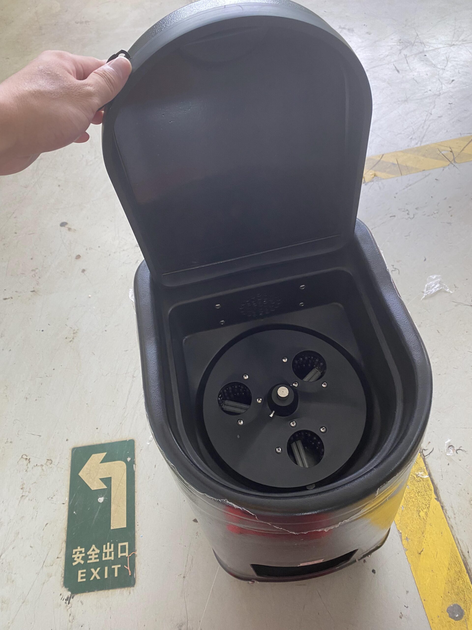 Vekeda S336A squash ball machine with 80 ball capacity and heating system